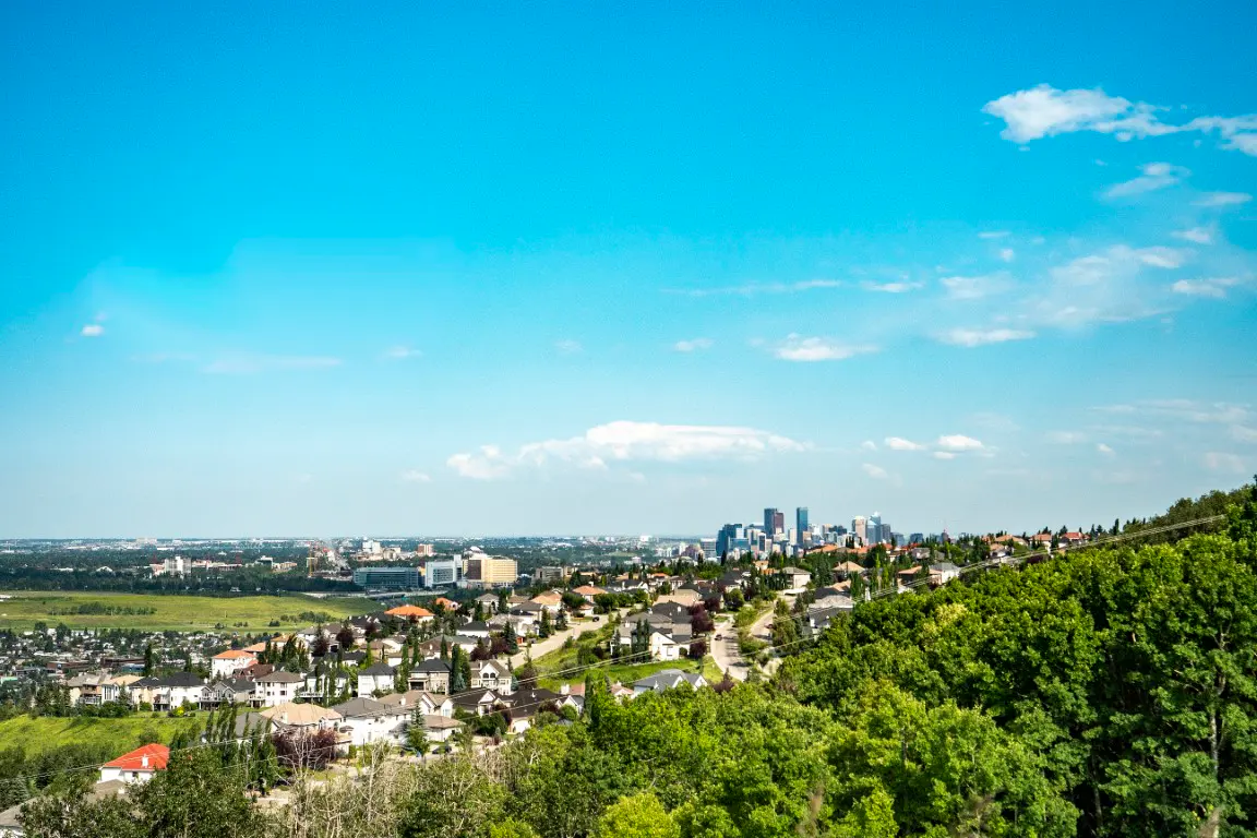 Cougar Ridge streetscape